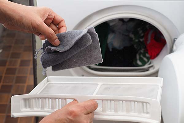Comment nettoyer le filtre à peluche d'un sèche-linge ?